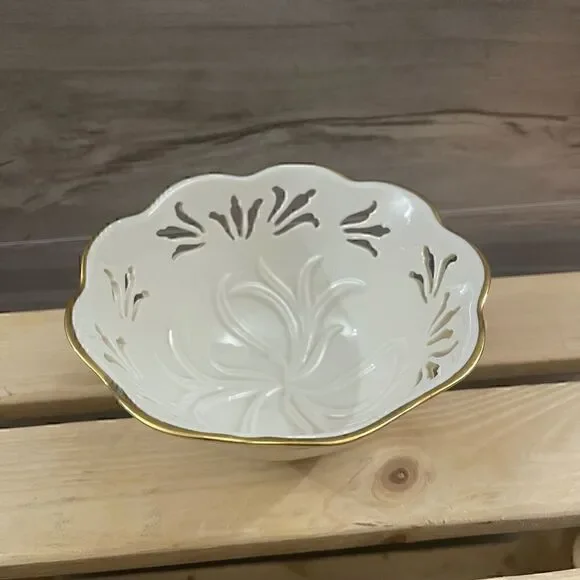 Vintage Lenox Ivory Westbury Bowl with Gold Rim - Picture 6 of 6